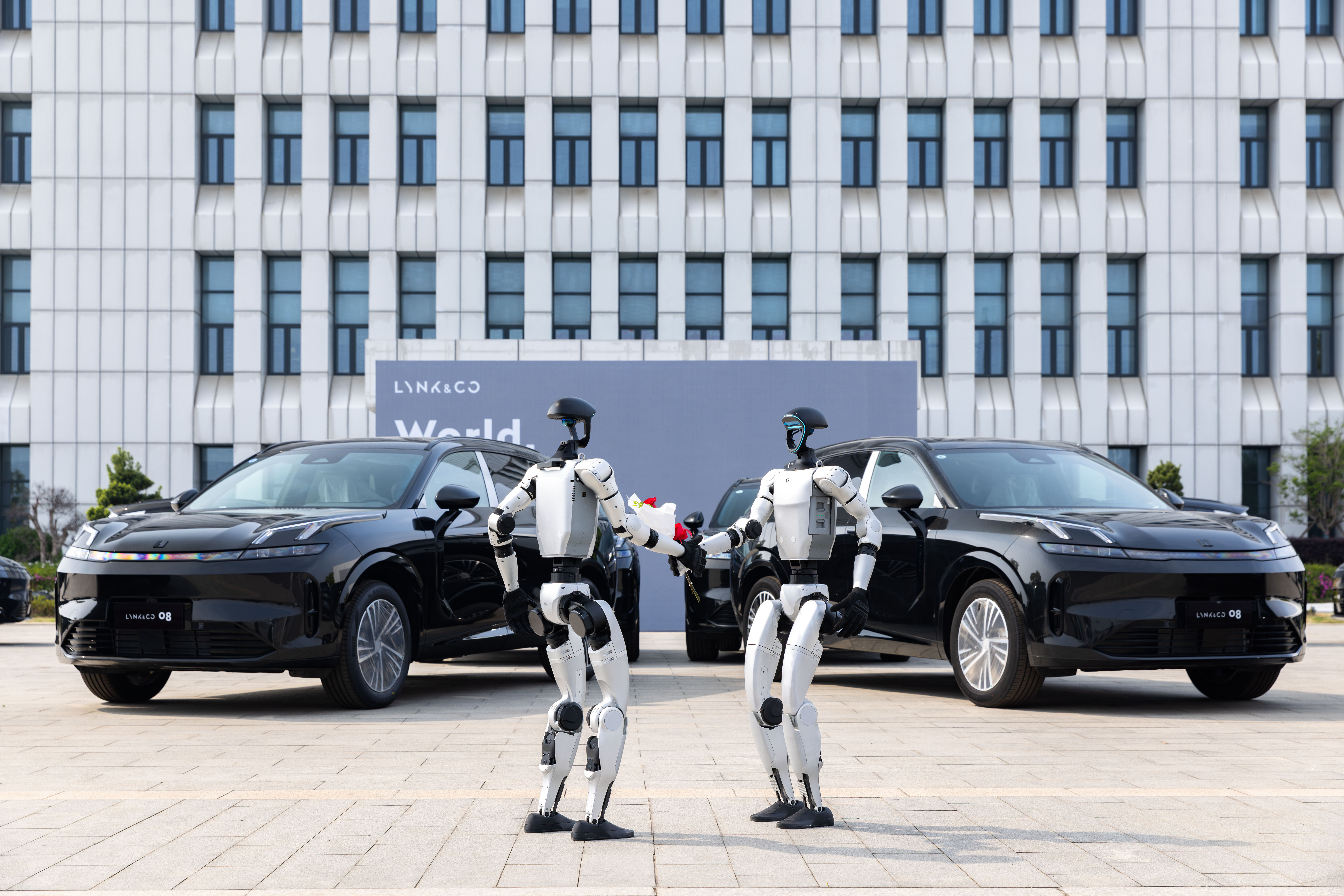 全球满电，即刻出发中国智造邂逅欧洲浪漫豪华品质智领全球领克08 EM-P 发运欧