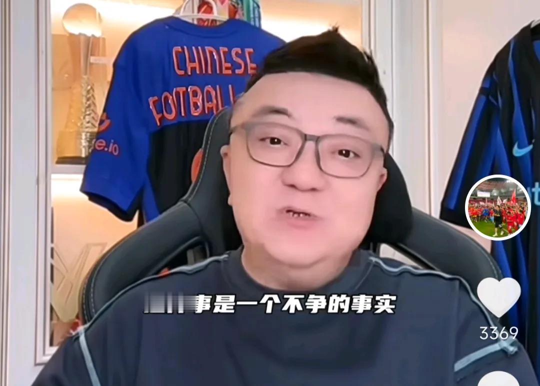 媒体人董路痛批了记者马德兴不懂足球且没有原则。
董路在直播时谈到了对马德兴的看法