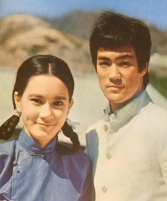 上世纪70年代，李小龙与他的一位红颜知己苗可秀留下了一张珍贵的合影。照片中的两个