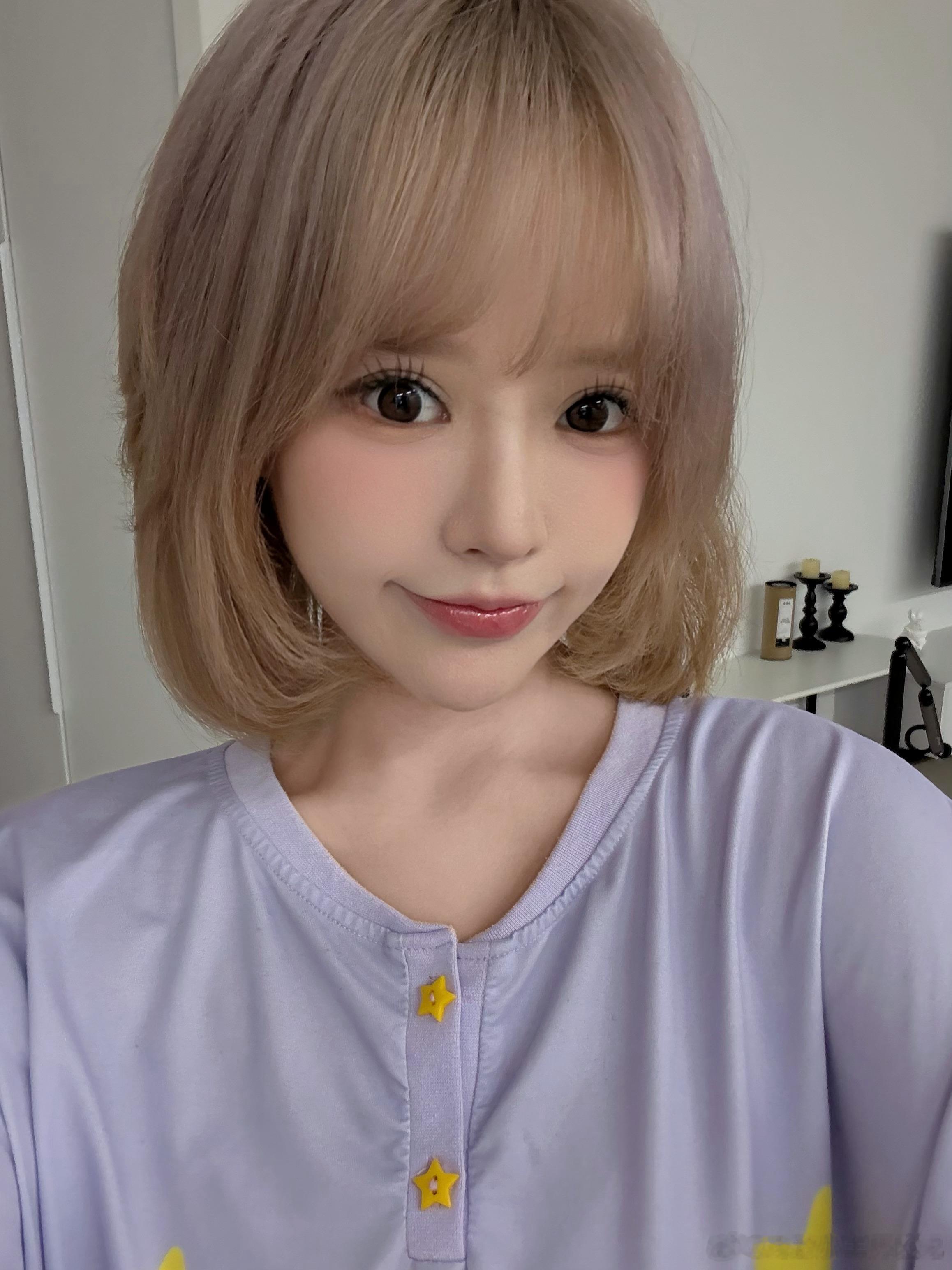 九点多拍完东西吃完饭回家带妆立马昏迷，本来只想眯一会结果两点多才醒，补了个妆速速