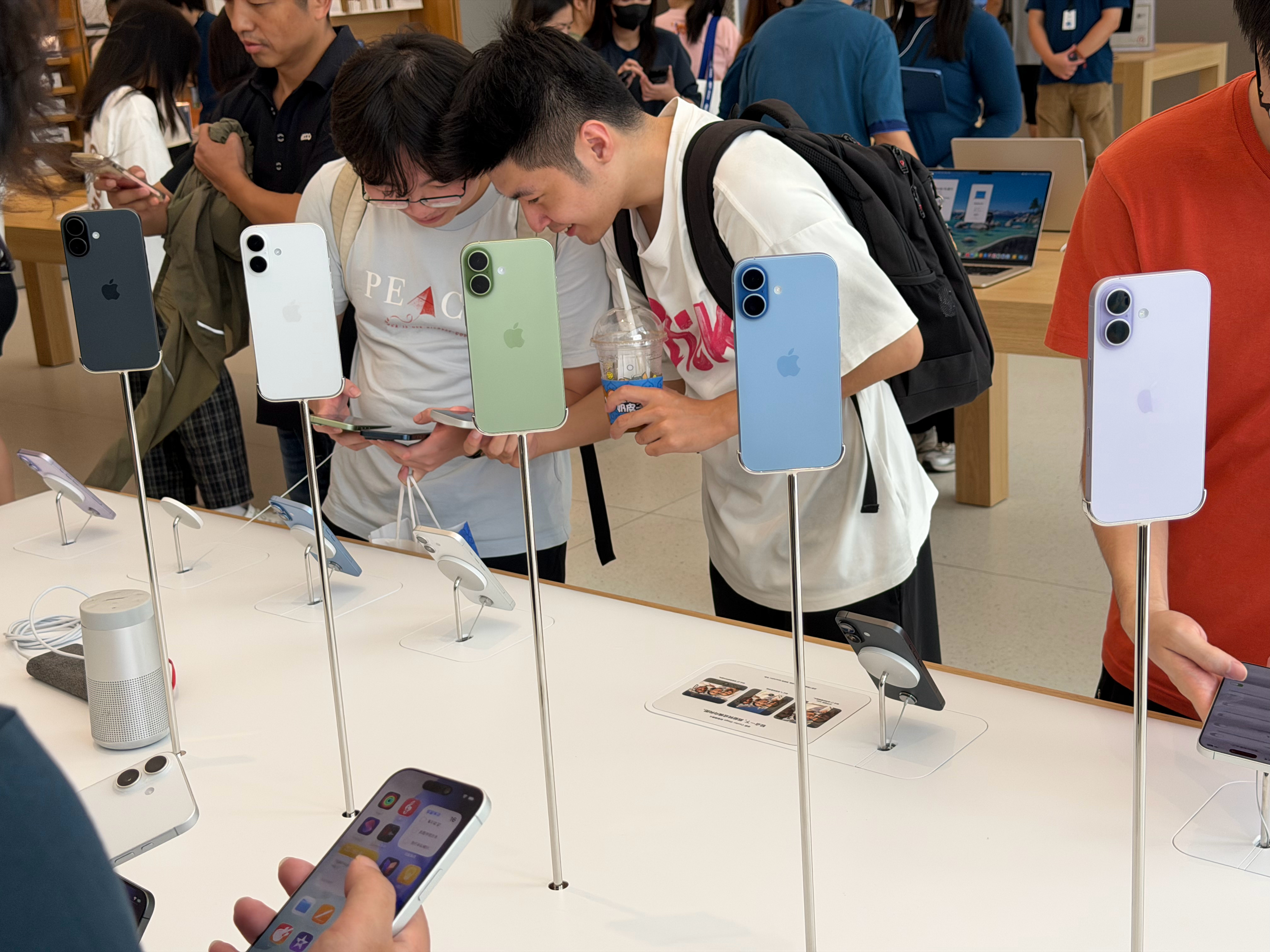 标准版iPhone 17的手感和配色真是十分吸引，紫色绿色我最喜欢，可惜没有长焦