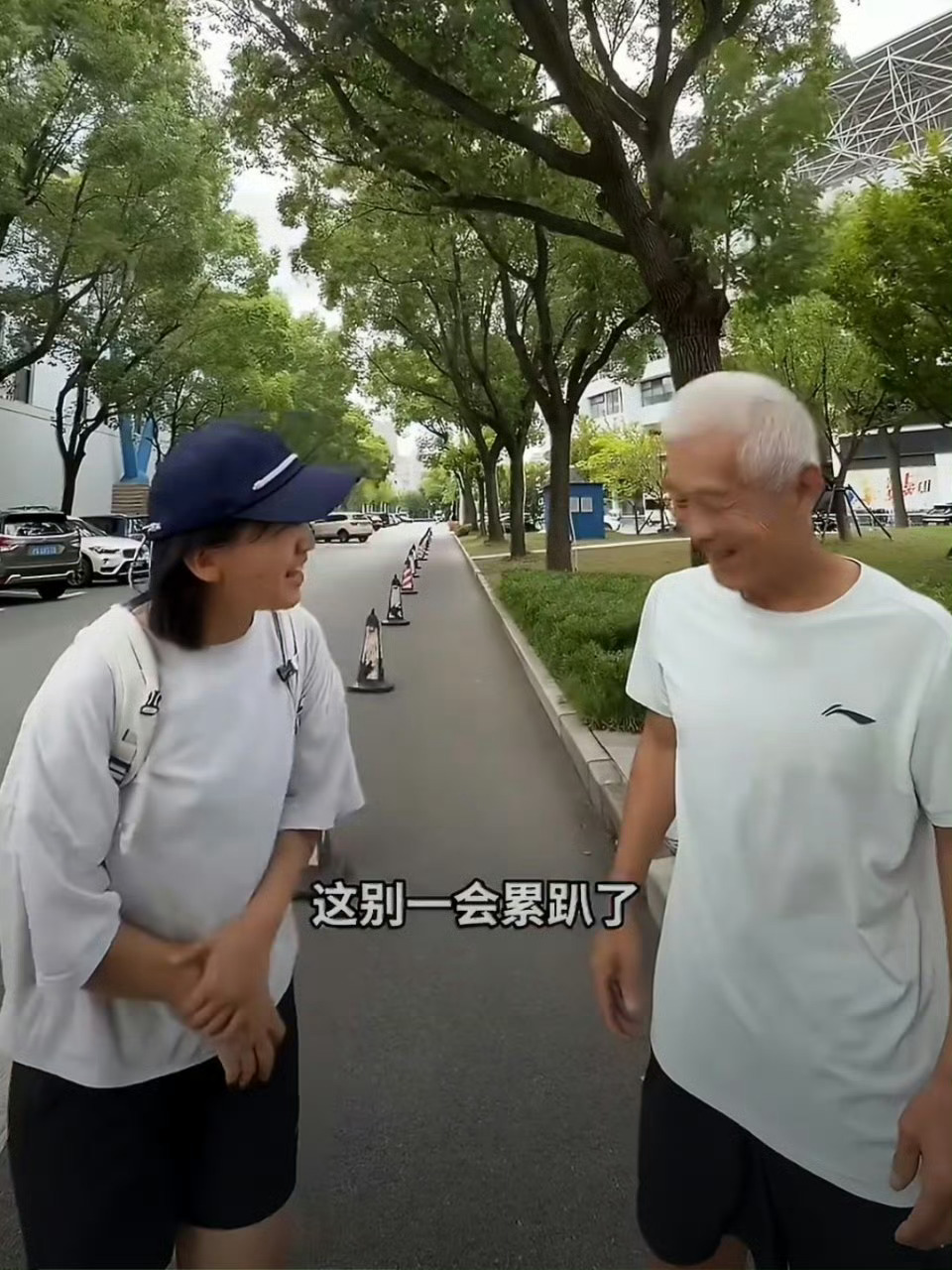 拉宏走出上海后遭70岁大爷降维打击拉宏外出挑战遇到硬核前辈，70岁百米冠军大爷前