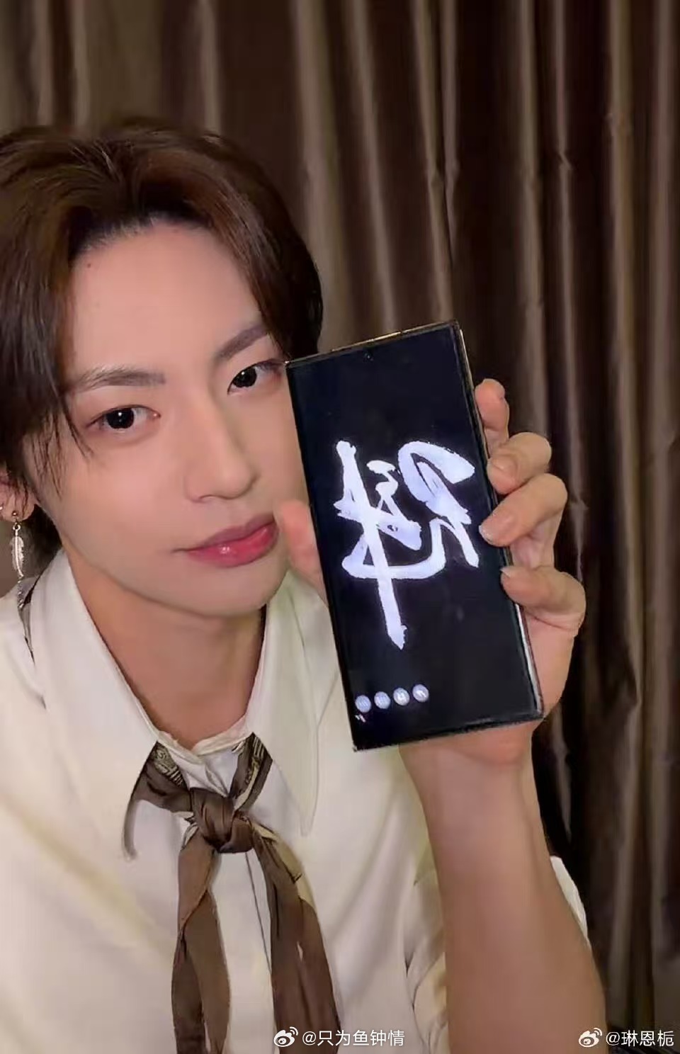 小鬼出道八周年直播 一边吃播一边聊新专辑，这谁顶得住啊。八周年了还是这么鲜活这么