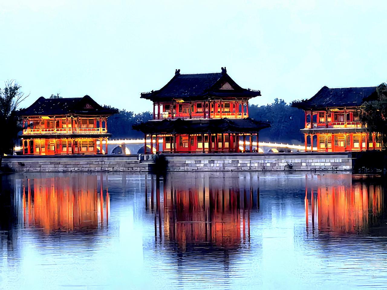 颐和园西堤“景明楼”，瑶台仙境落人间。

华灯初上，颐和园西堤南端的景明楼景区霎