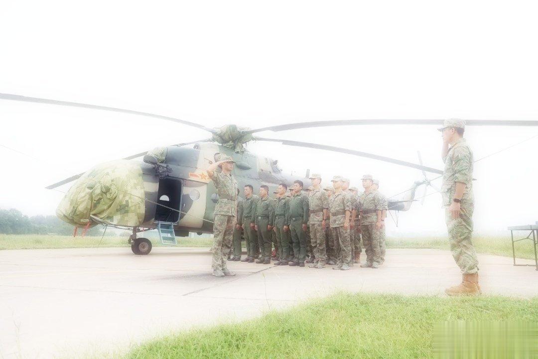 #精忠蓝盔[超话]##致敬中国蓝盔##中国军人# 中国第四批赴阿卜耶伊维和直升机