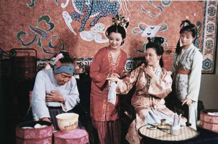 “刘姥姥”去世，贾宝玉扮演者欧阳奋强等发文痛悼！

《红楼梦》里很多角色都是经典
