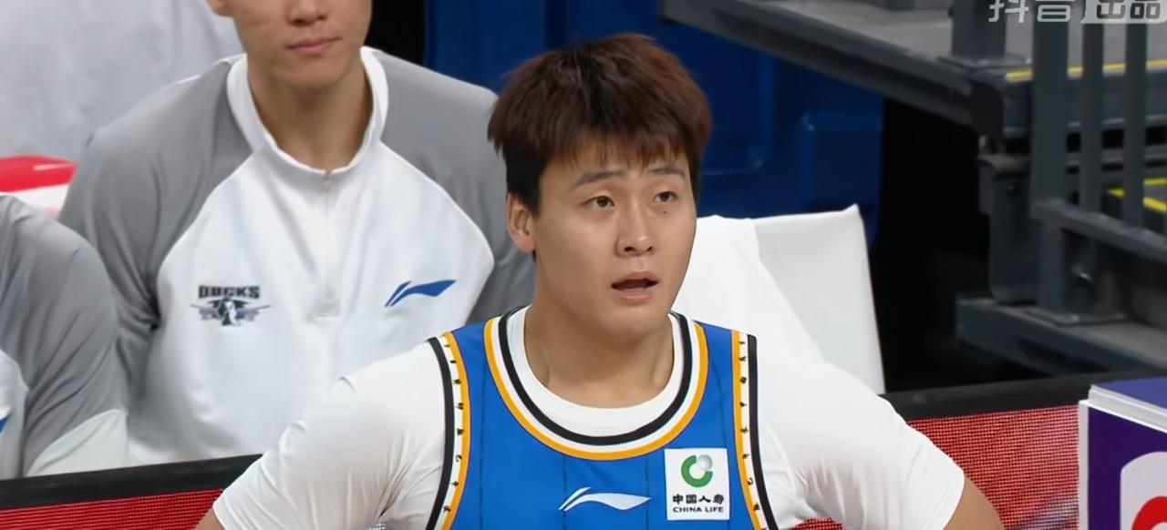 布朗大杀四方，独得23分6助4个三分球，北京北汽周琦锋无力，只得11分，方硕吞蛋