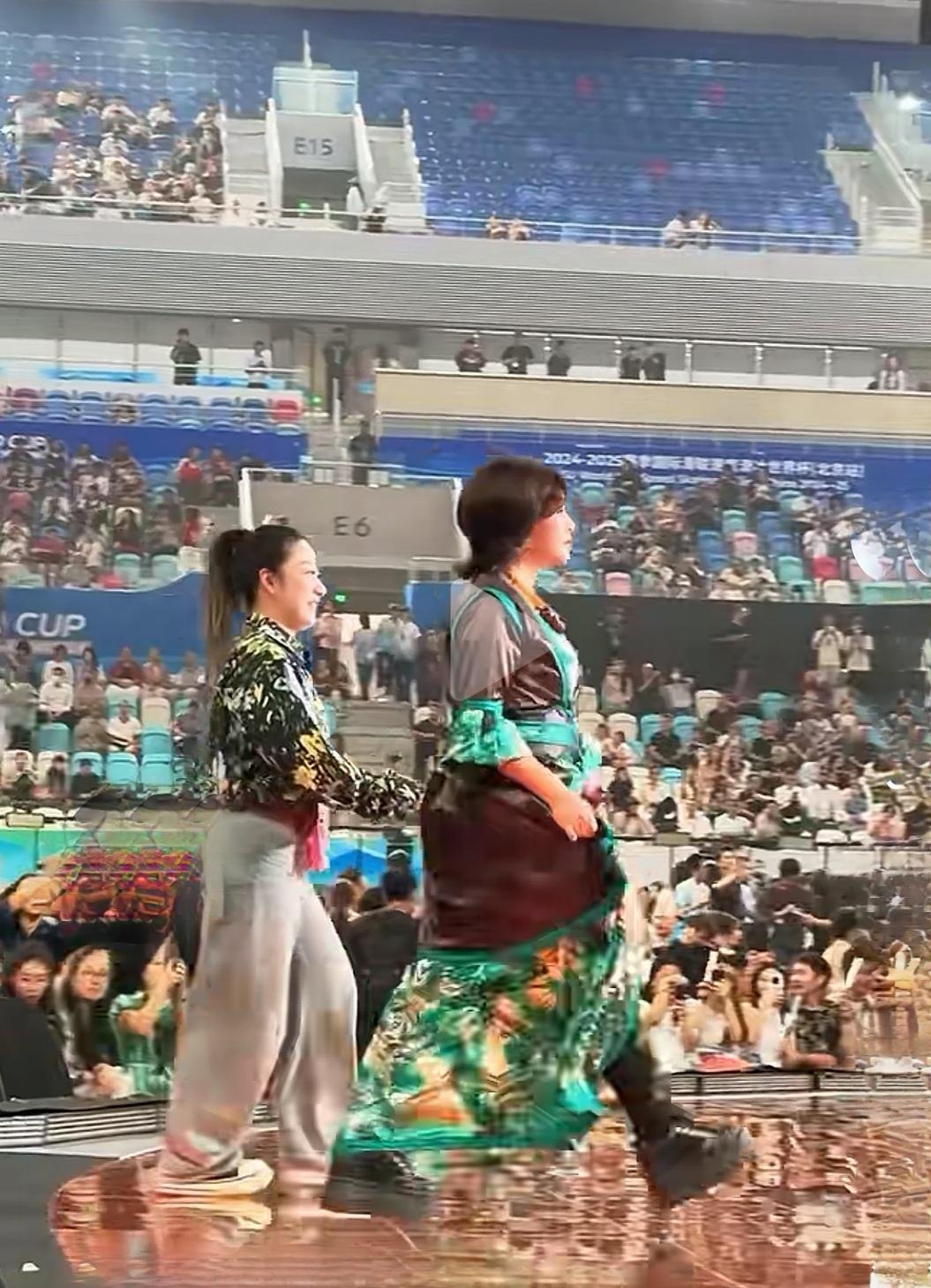 明白人知道是刘晓庆来到了百花奖颁奖晚会舞台上，不了解情况的看她晃着膀子大步走路的