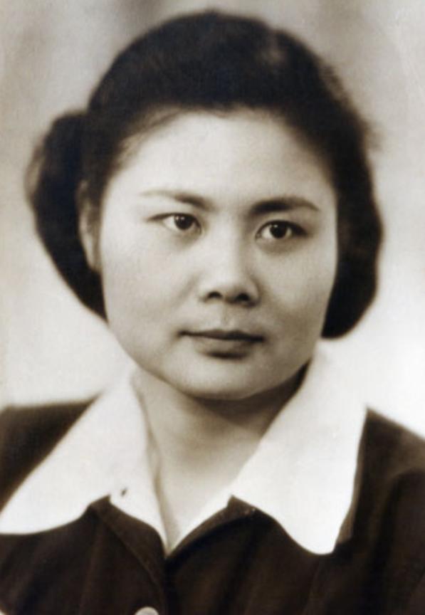 蒋经国在莫斯科留学，和冯玉祥女儿冯弗能谈恋爱，并发生关系，冯弗能是他的初恋。但他
