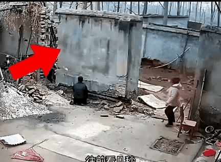 真玄乎啊！差点被砸上。
看视频知道，男人方向跑的不对，他应该向墙的左侧方向跑是最