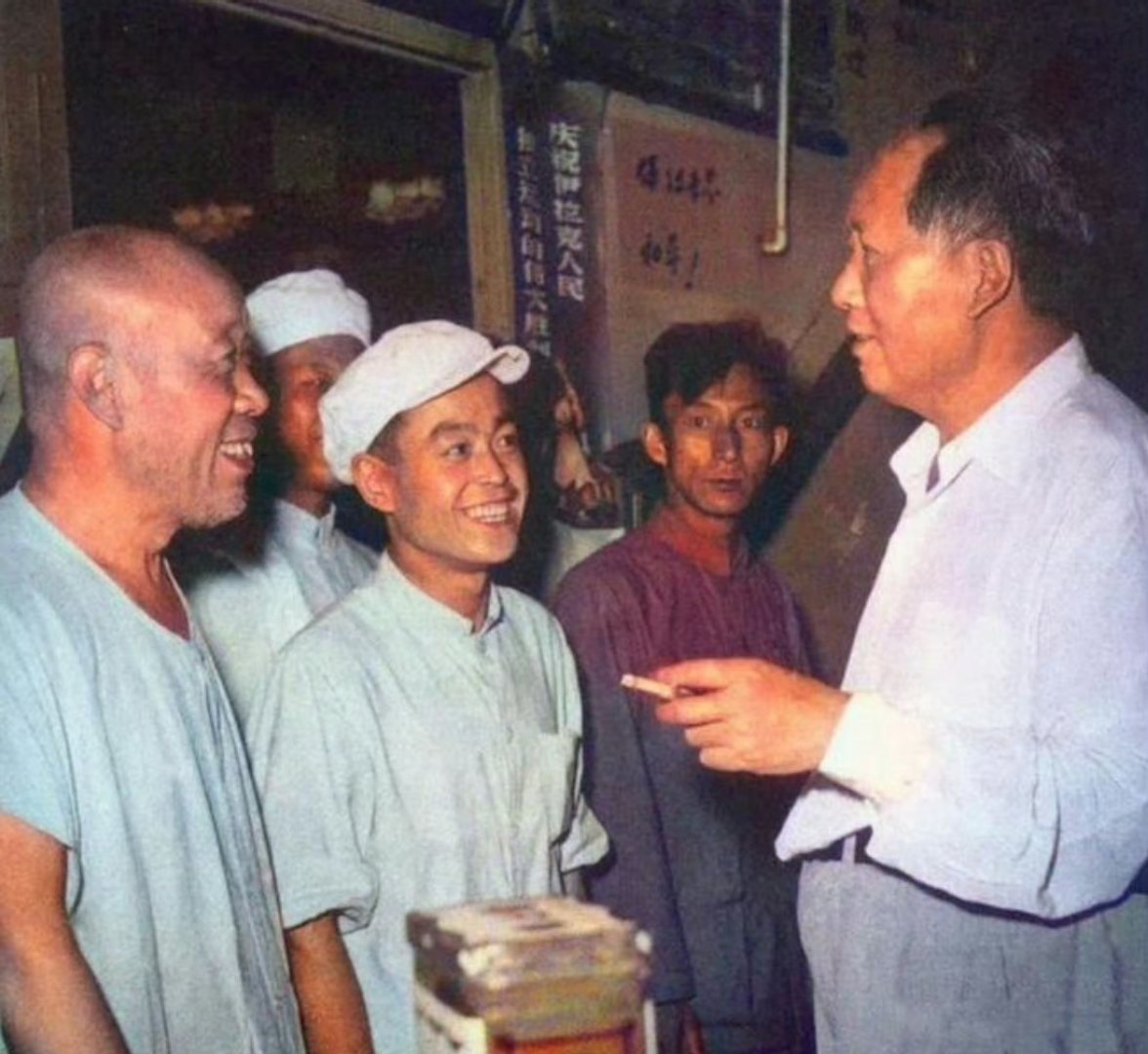 教员与群众心连心，把群众当亲人 