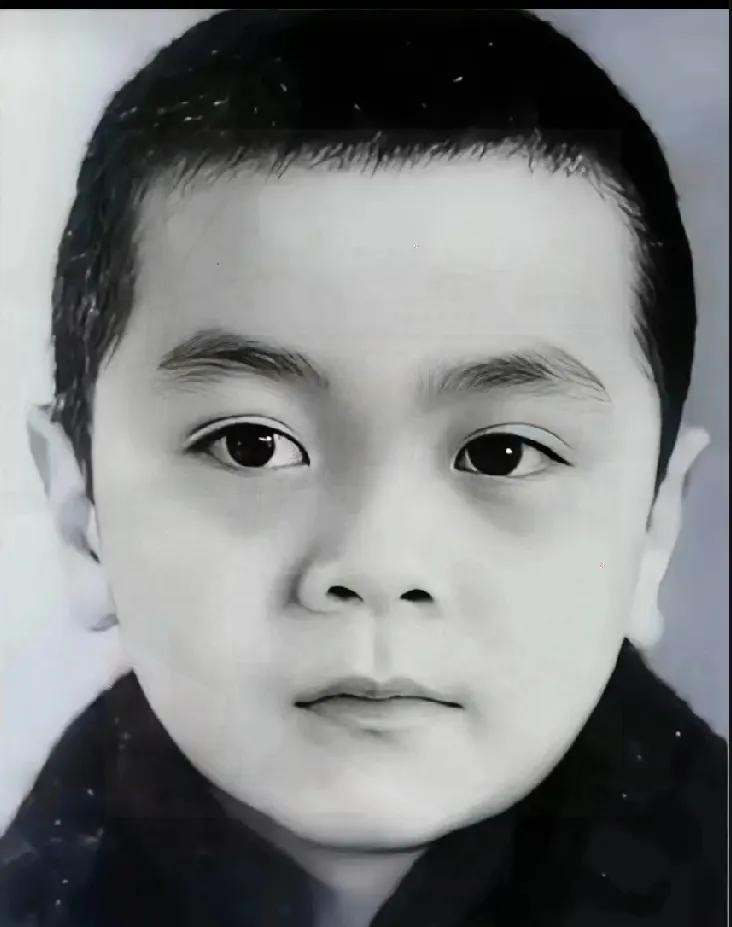 他——家喻户晓，人人皆知，他代表了一个时代的声音符号。

图片上这个小男孩，可不