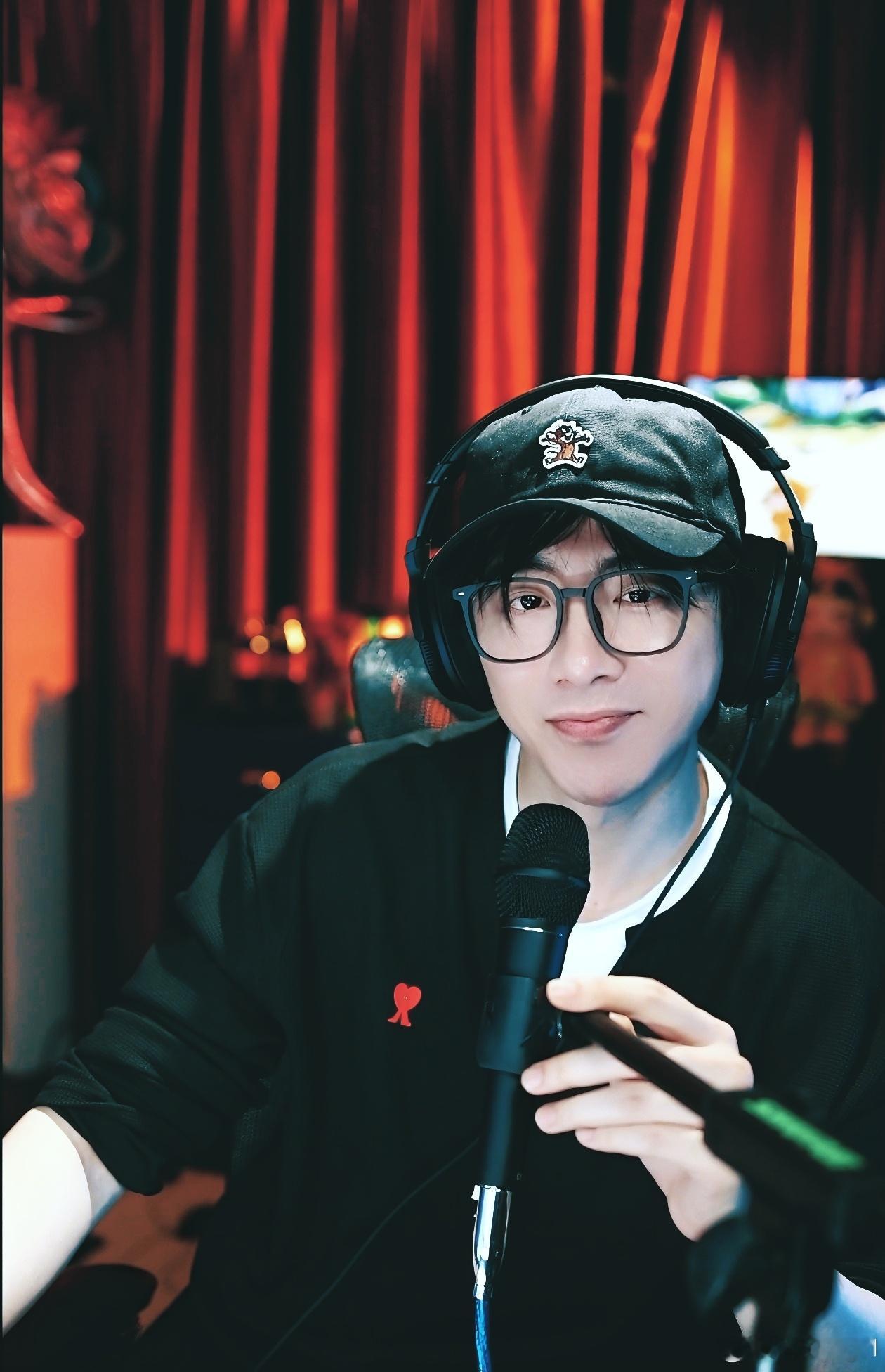 摩登兄弟 注意到我期盼的小眼神了吗啊啊啊，老大，上午好呀，昨天直播真开心呀㊗️一