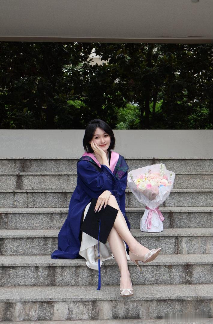 “人无法预知某个瞬间的价值直至它成为回忆。”在六月度过了一个匆忙但盛大的毕业季，