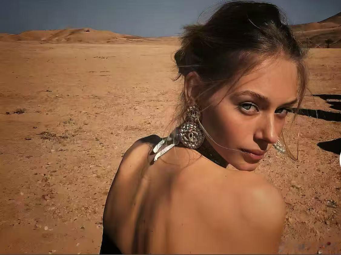 静女其姝，俟我于城隅。爱而不见，搔首踟蹰。静女其娈，贻我彤管。彤管有炜，说怿女美