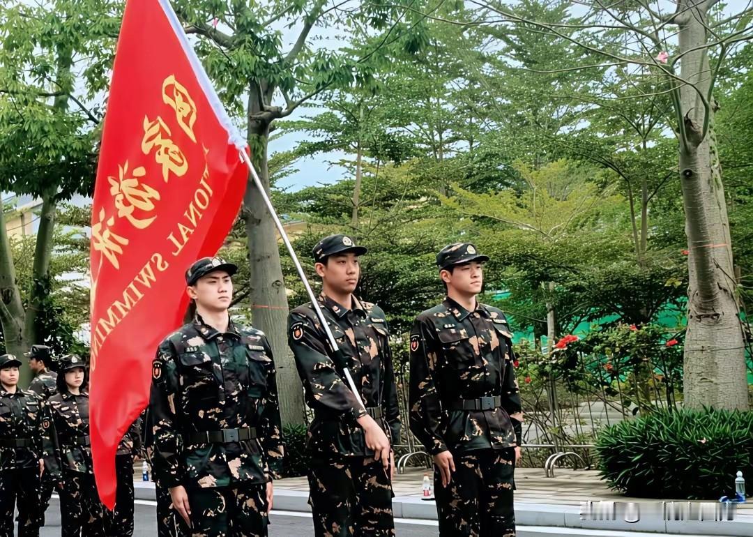 军训中的泳坛众将，话说潘展乐这腰可是够细的[灵光一闪]