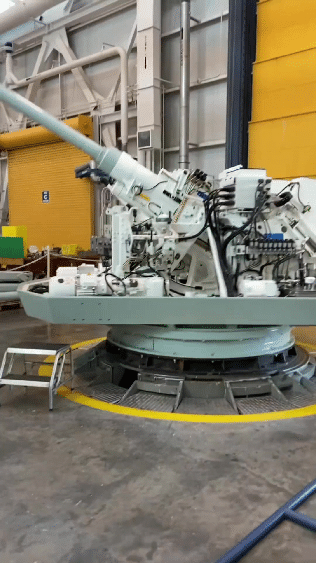 牙签快炮：瑞典博福斯 Mark-3式57mm舰炮。

看到炮口套着的交通锥，或者