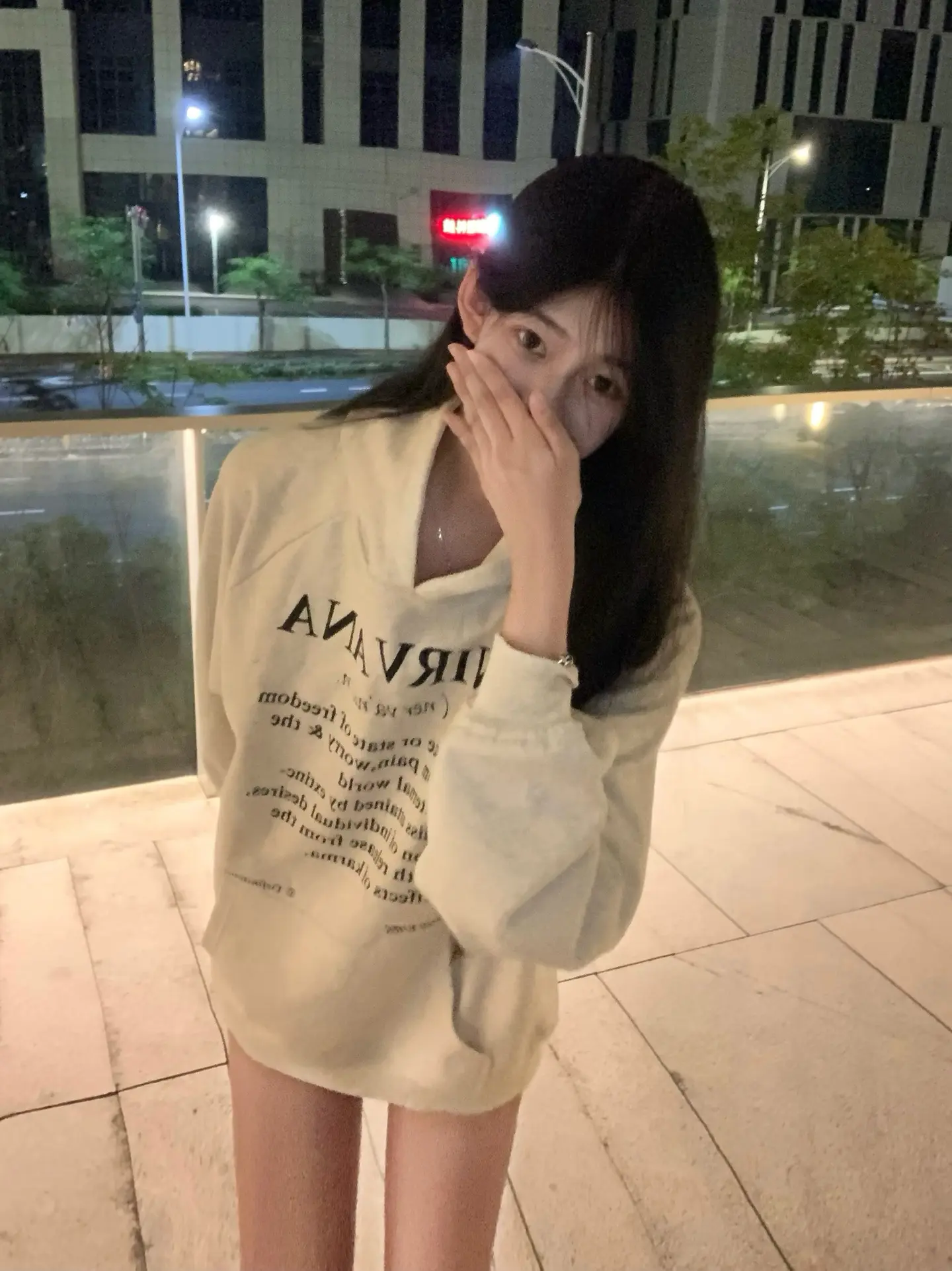 我心疼你 于是许下诺言 以后的路多苦 我都陪你走