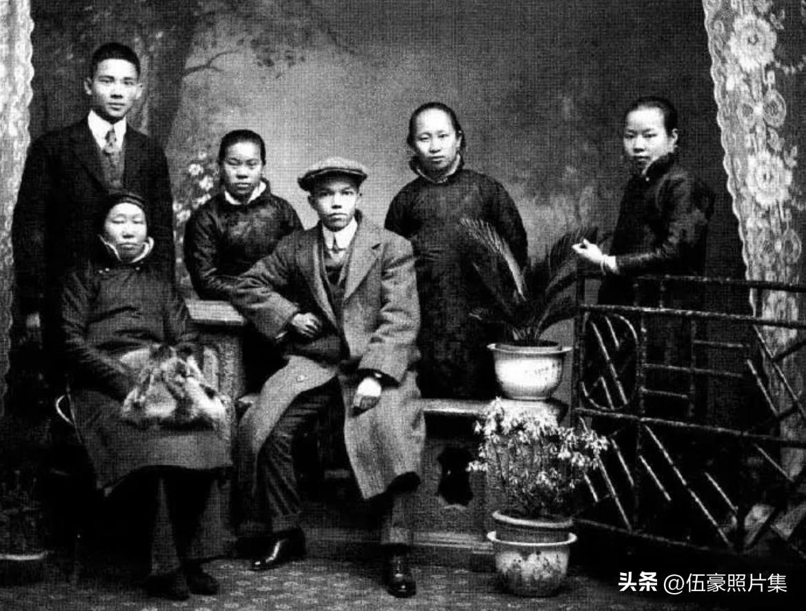 1910年，同盟会实行部暗杀团刺杀摄政王载沣小组行动前部分成员合影，左起：汪精卫
