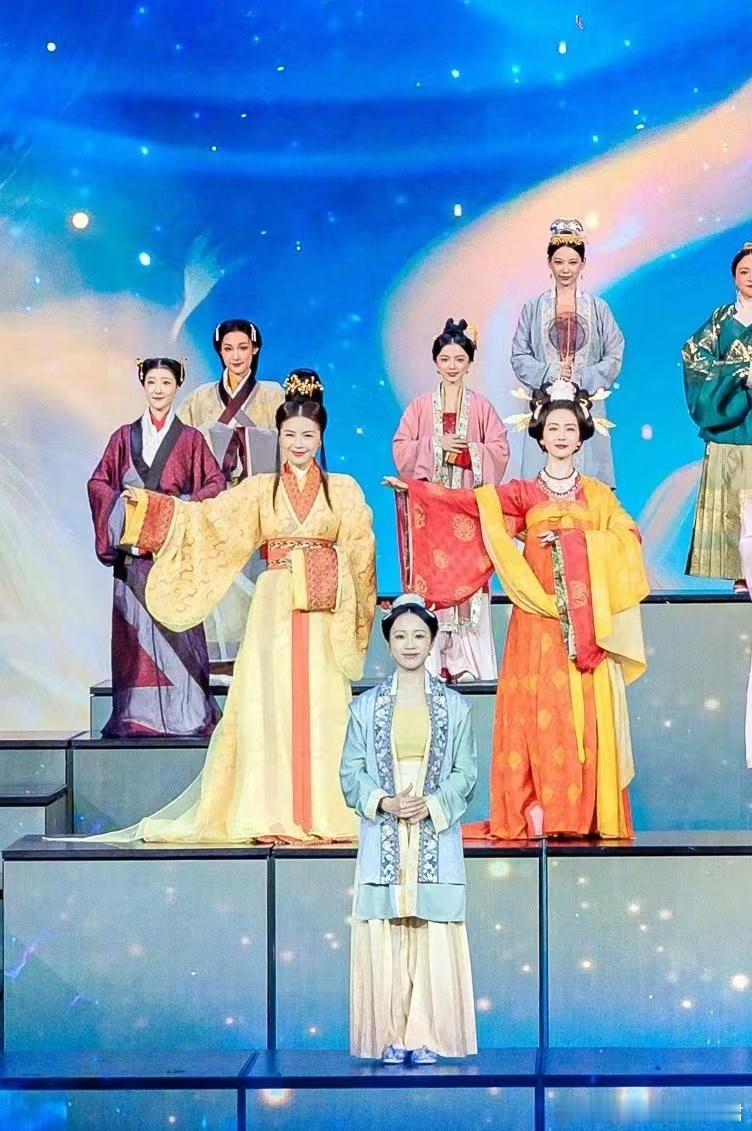 #刘涛汉服造型# 身穿黄色汉服的刘涛，实在是太优雅了，和春晚舞台的整体氛围有着极