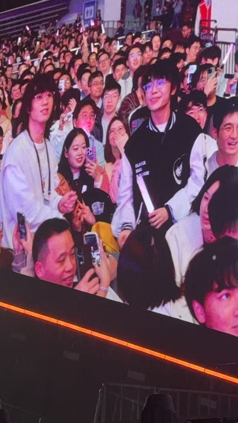 瓜友速报 深圳黄霄云演唱会，有瓜友碰到了钟意去看演唱会 