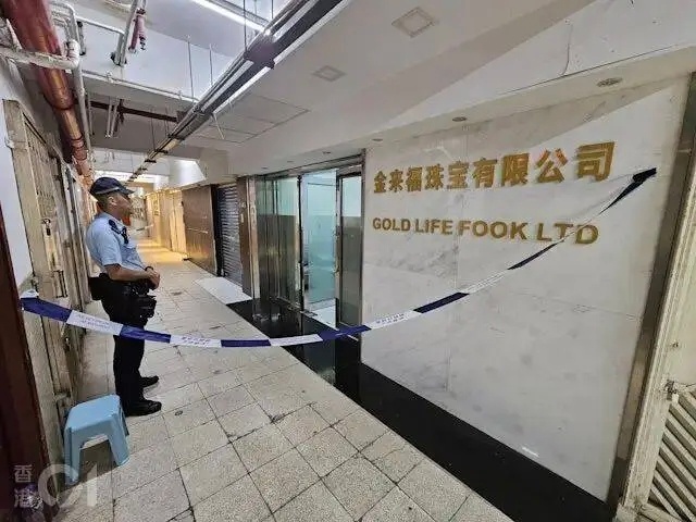 香港黄金劫案看到这新闻的第一反应是：电影里的悍匪剧情居然在现实中上演了！10个人