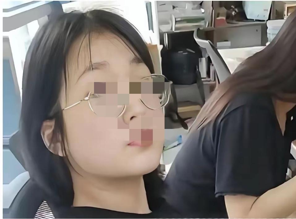 这个眼神里，我看到的是冷漠。

  事儿不大，但她足够冷漠。对陌生底层人的态度，