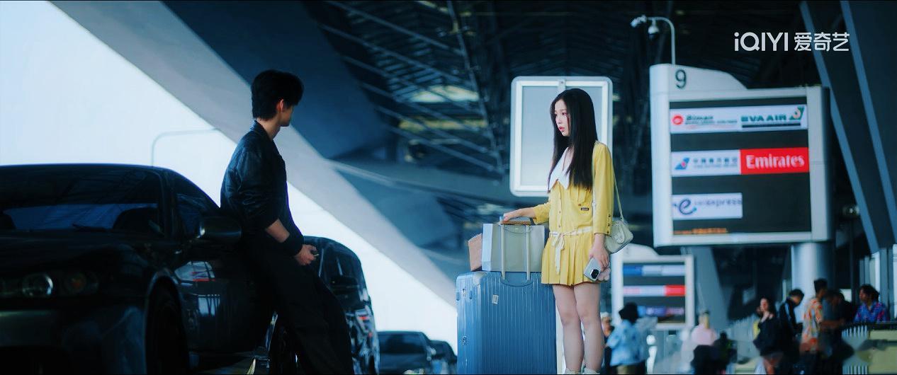 双轨空降 第一集的一些画面，光影和色彩是热带城市湿漉漉的形象感。 