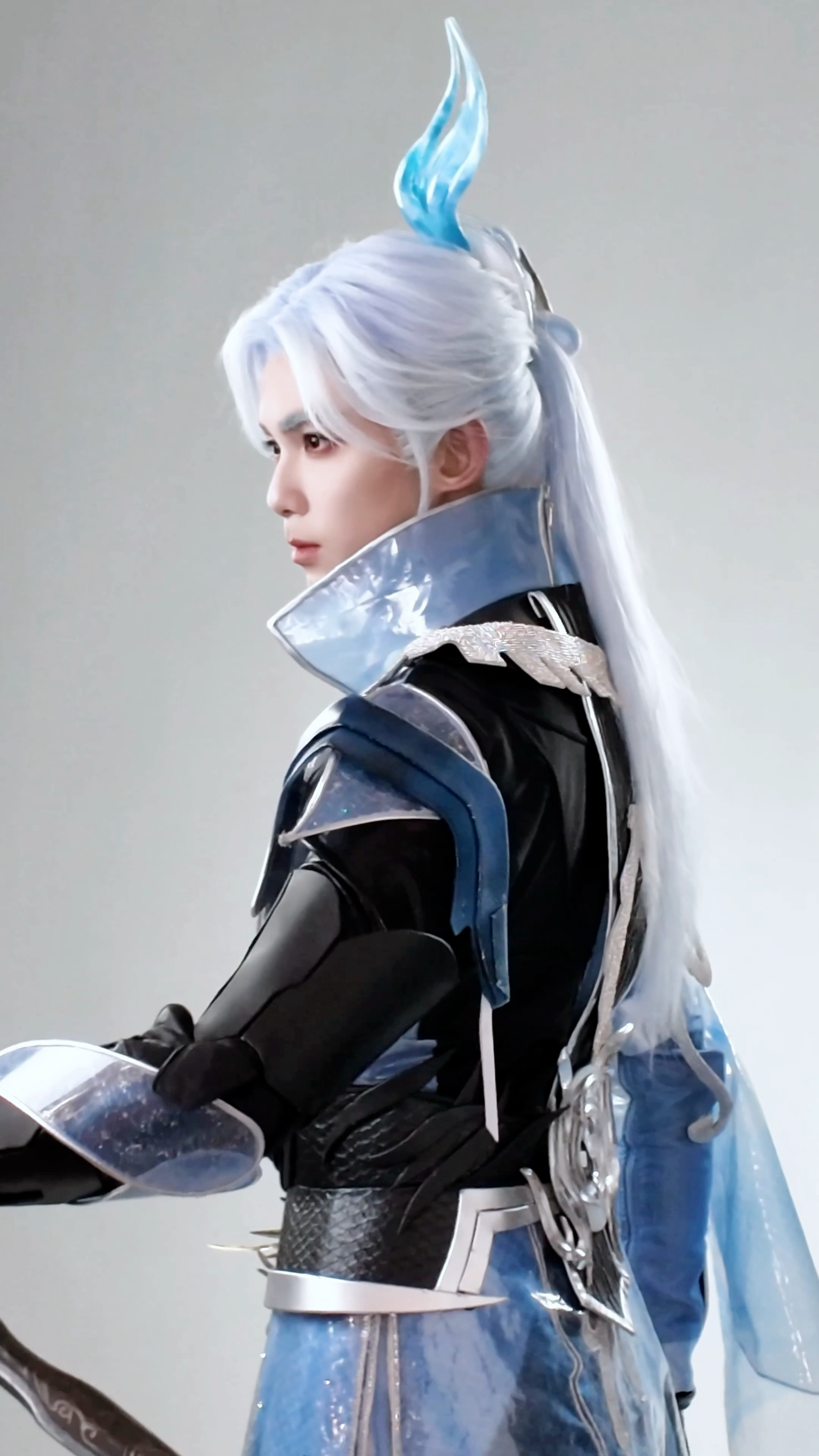 吴磊cos伏羲圣卦妆造吴磊建模怪cosplay就这样 挥剑瞬间凌厉感爆棚，眼神里