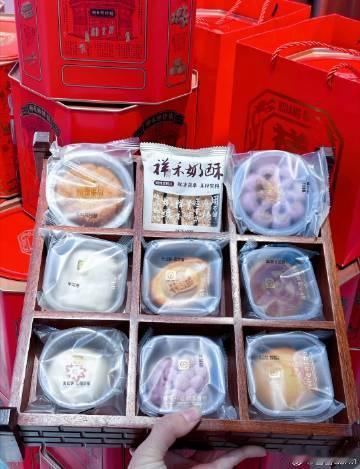 五仁月饼要竖起来对半切才好吃吃五仁月饼还有小技巧，竖起来对半切口感体验直接升级，