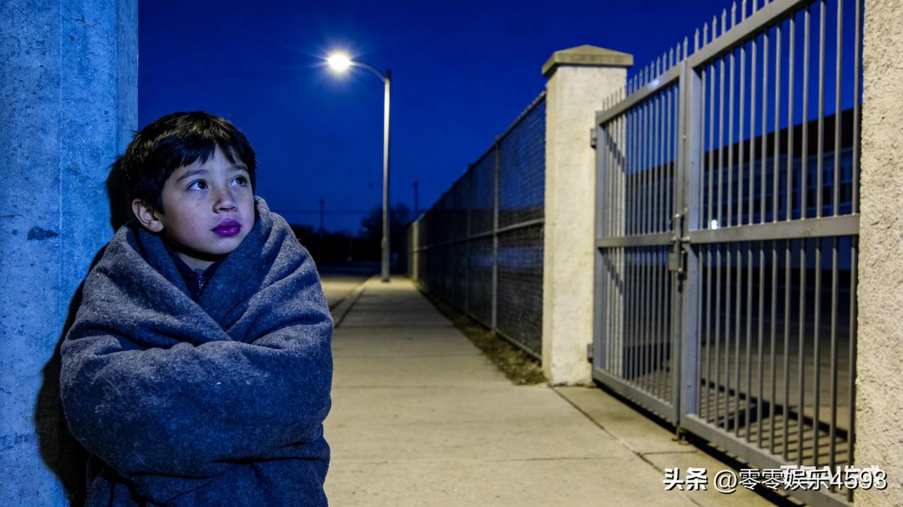 凌晨四点的街道还浸在夜色里，本该在被窝里熟睡的孩子，却独自站在学校门口瑟瑟发抖。