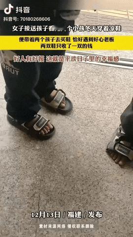 福建，一女子去学校接孩子放学时，不料，她在校门口看见两个孩子穿着破烂不堪的凉鞋，