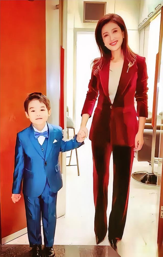 瞧瞧这画面，这位美女主持人一亮相，气场简直绝了！论颜值，那是明艳动人；谈主持功底