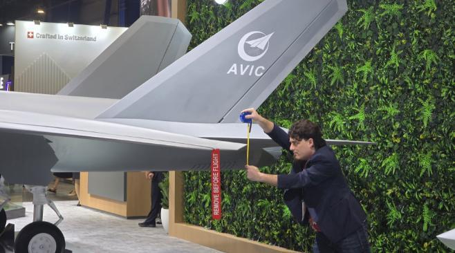 美国人是真着急了，新加坡航展上，美国工程技术人员直接拿出卷尺测量，我方展示的歼-