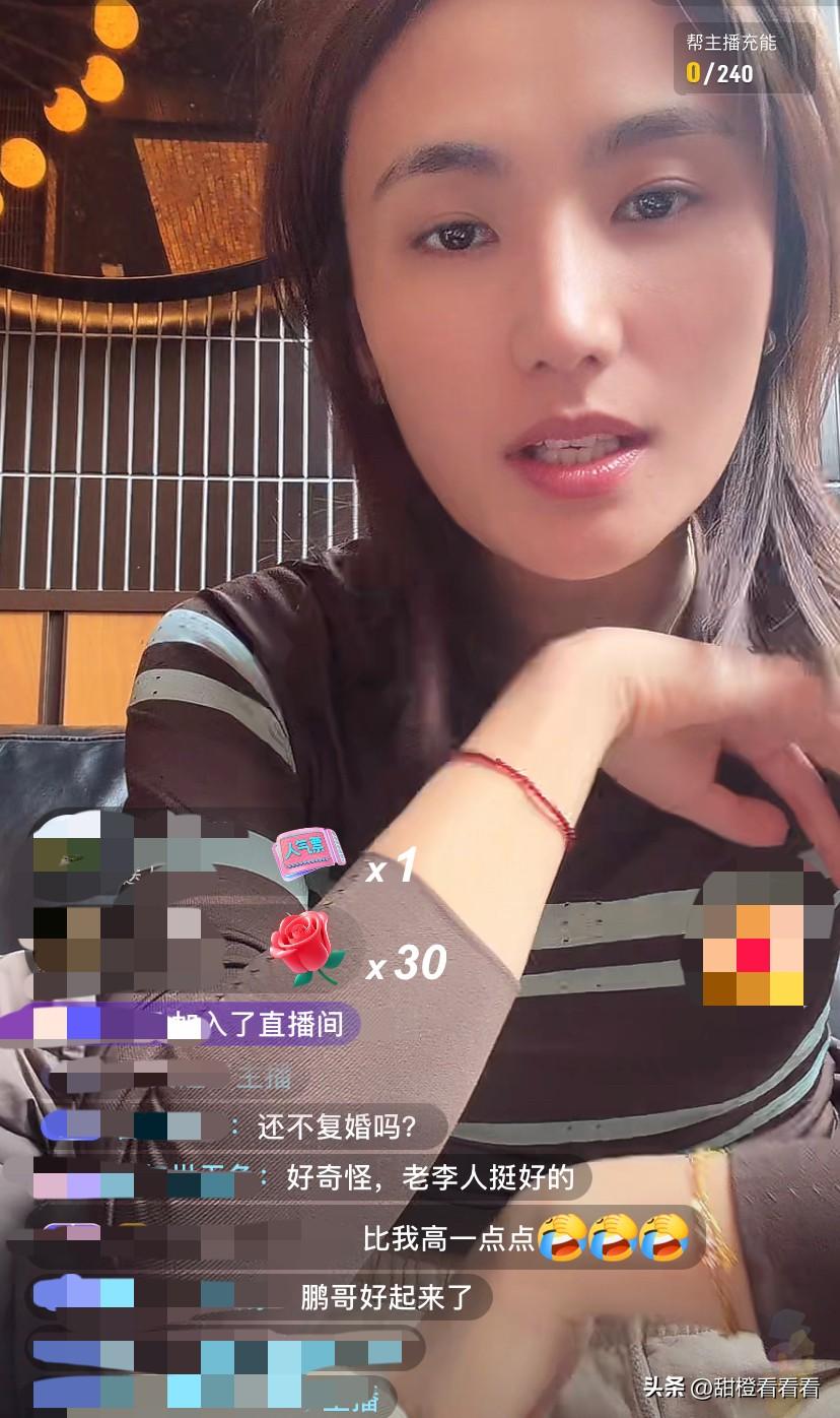 海哈金喜陪女儿在游乐场玩，在等孩子间隙她直播了一会，满屏都是让她复婚的，让她跟鹏