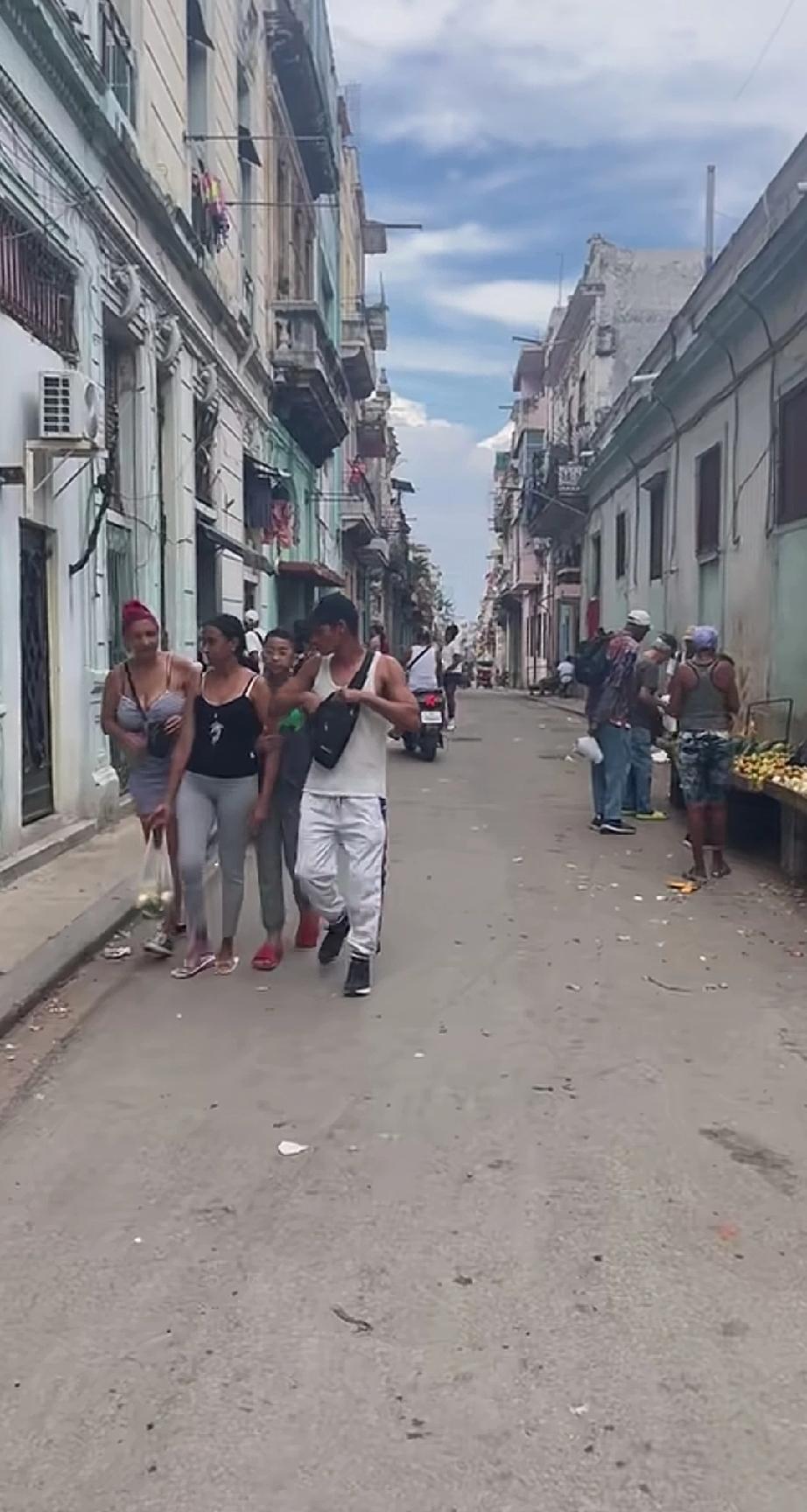 社会主义国家的明灯古巴，其首都美丽的哈瓦那街头，古巴人民太可怜了，他们遭受美国政