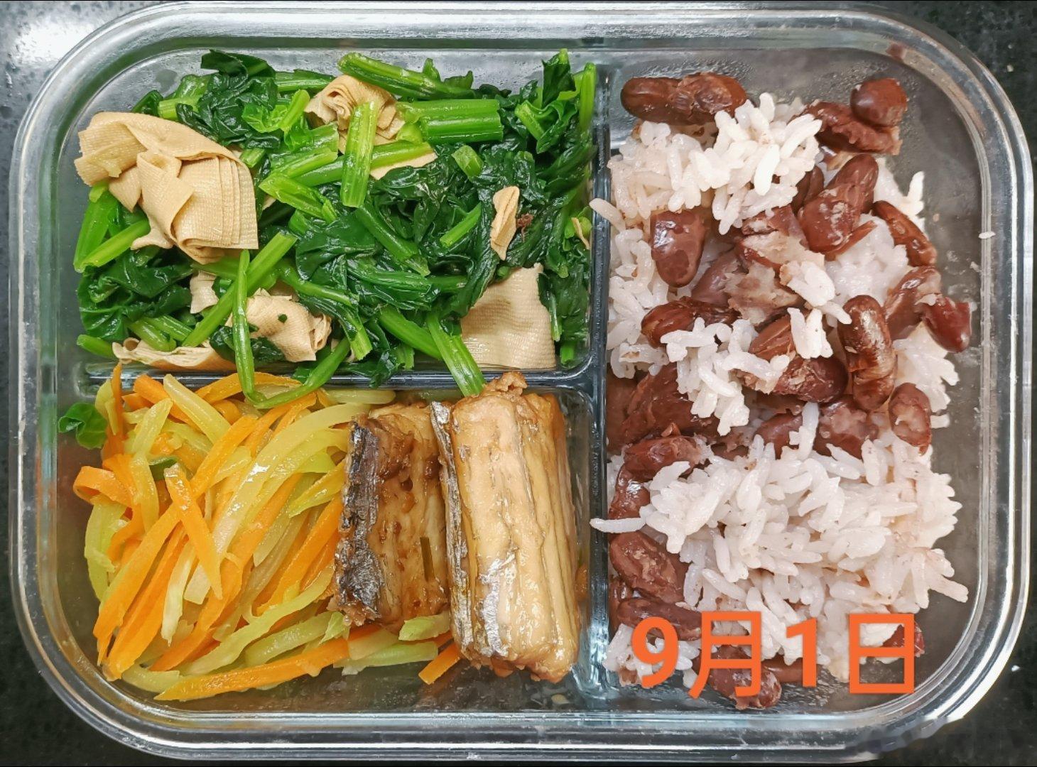 #儿子的午餐##这个问题吃什么# 红芸豆米饭，焯拌菠菜豆腐皮，胡萝卜莴苣丝，烧带