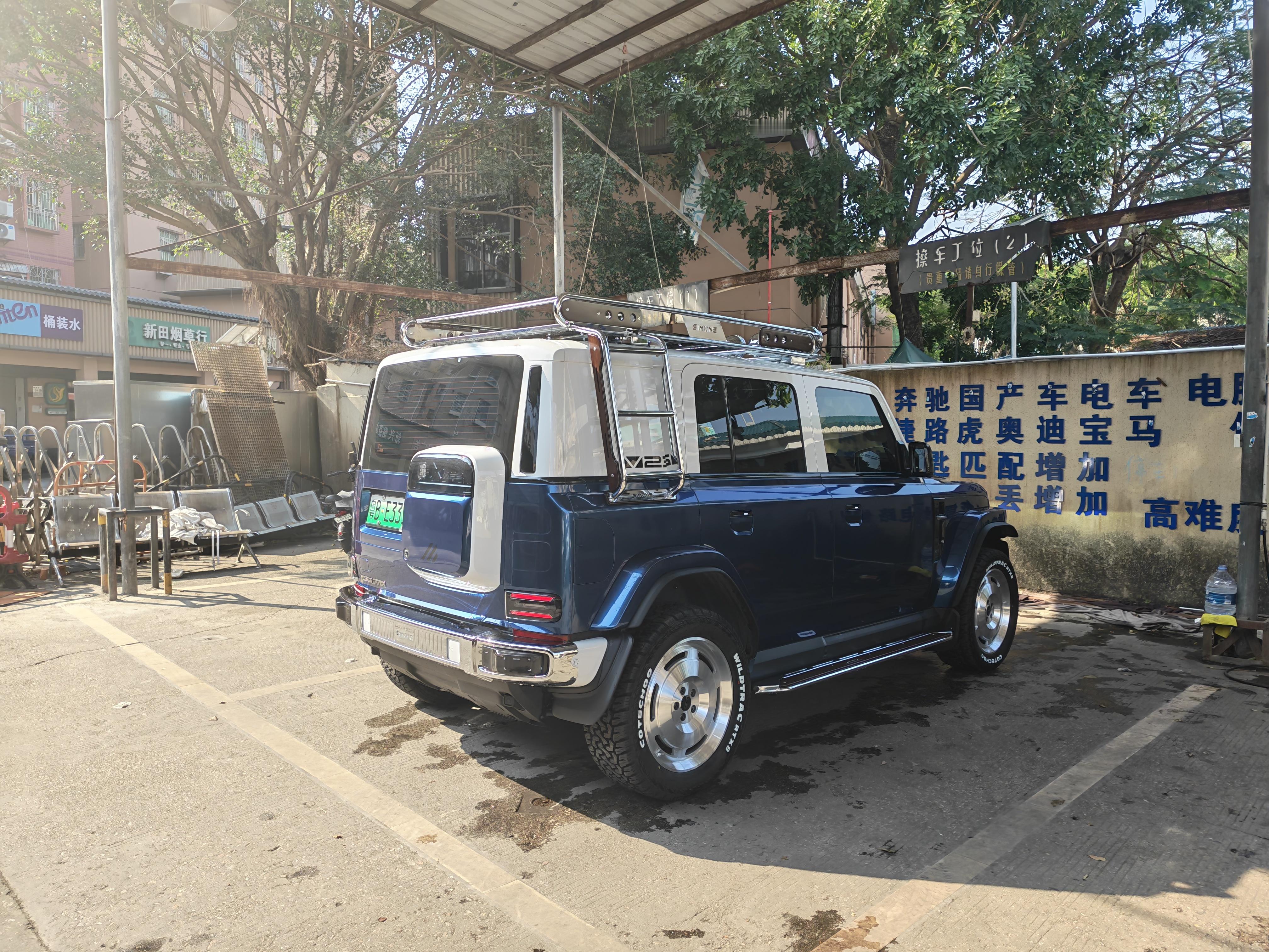 早上洗车发现一辆改的贼帅的iCar V23，我拍照的同时车主缓缓降下来车窗，说一