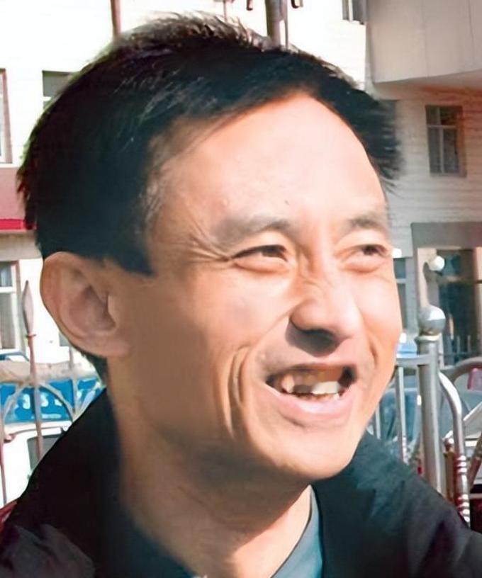 2002年，河北唐山，民警郭精忠夫妇在家中被蒙面歹徒袭击，重伤垂危。受害者夫妇指