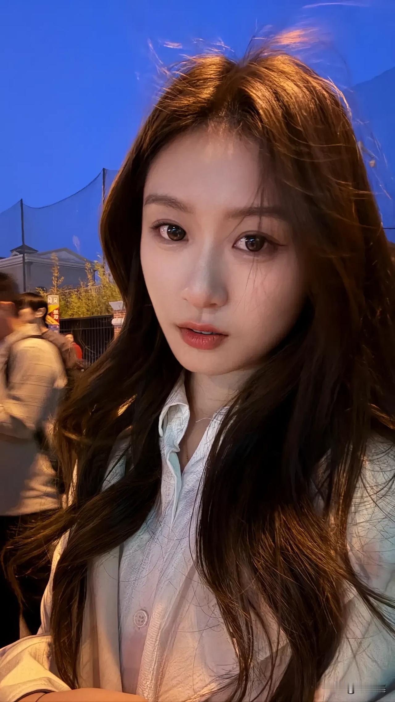 夜色中的温柔瞬间，长发飘飘，白衬衫的清新与夜晚的神秘交织。