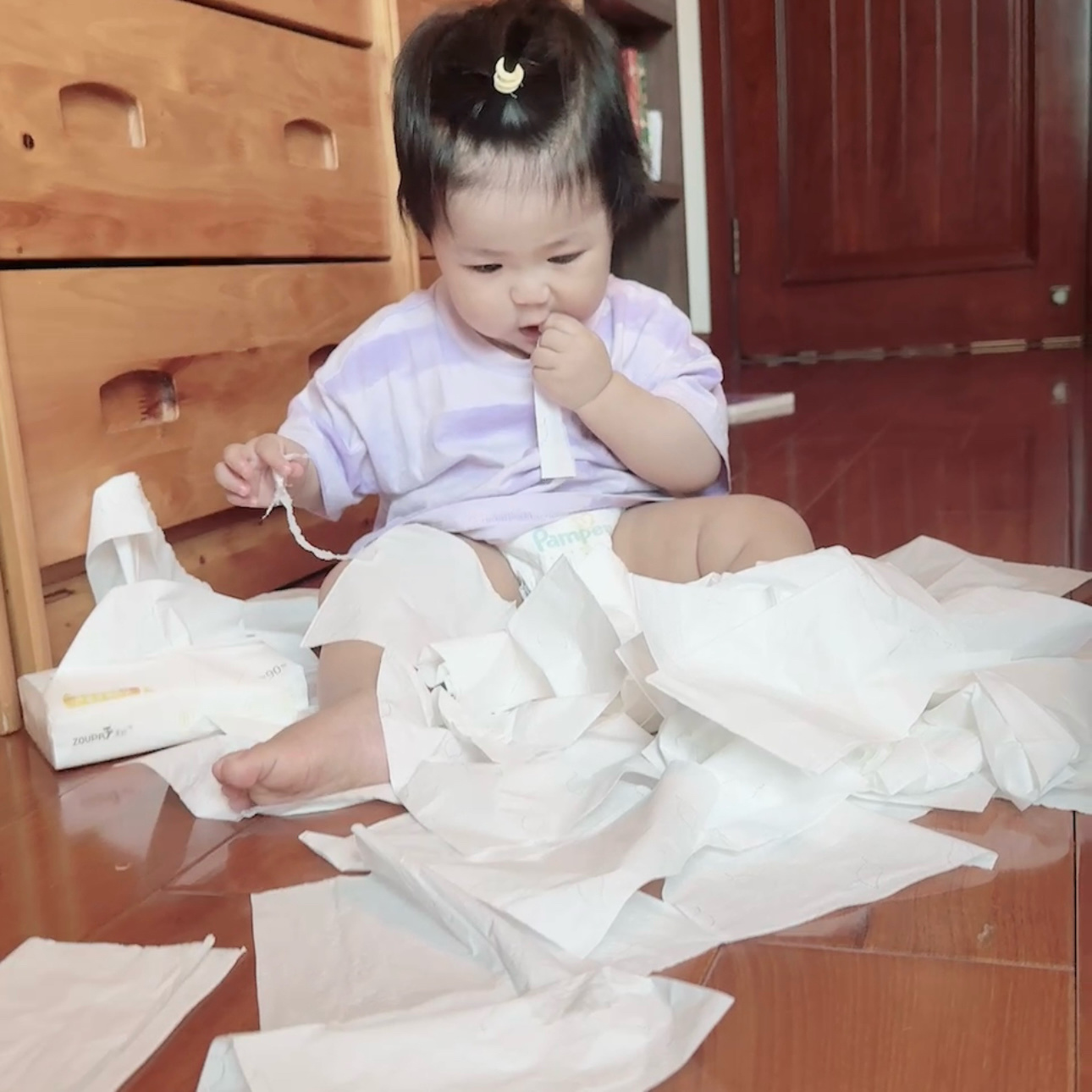 小🥣你就抽纸要吃的时候还要悄悄看我一眼然后迅速往嘴里塞我诶诶诶的不行，把她手扒