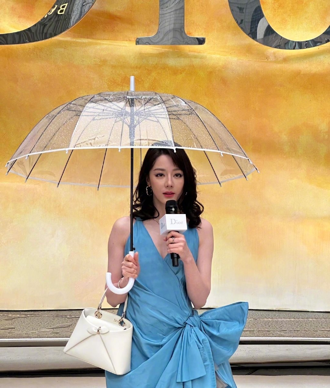 迪丽热巴吊带蓝色长裙南京迪奥活动状态路透来了呀！迪丽热巴迪奥南京活动人气 迪丽热