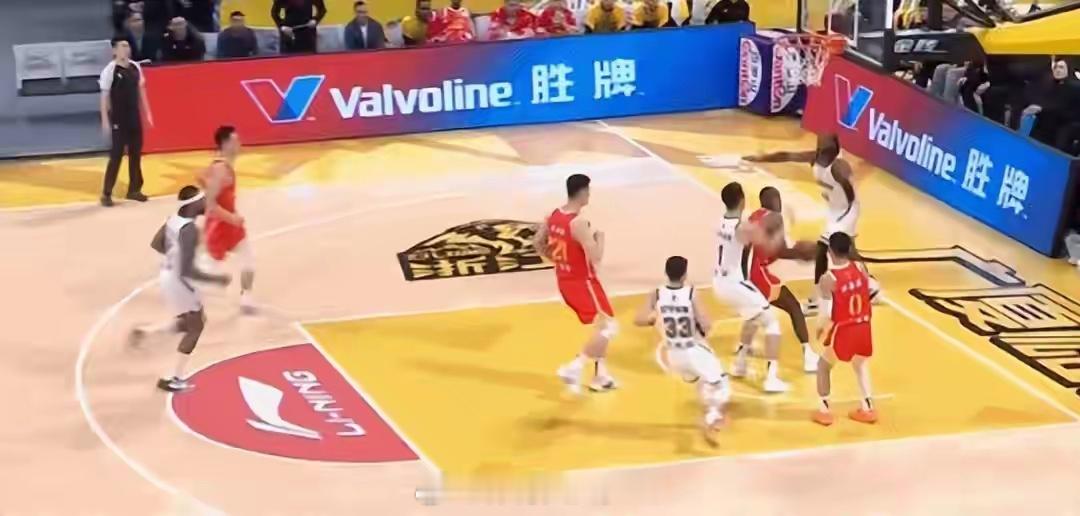 cba CBA圣诞大战！布朗砍26分胡金秋10分 广厦狂胜辽宁豪取4连胜cba圣