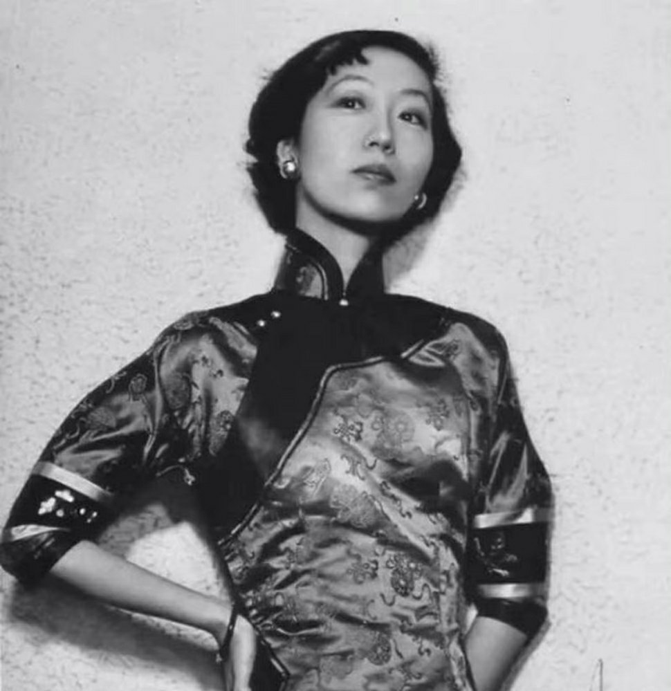 恨不得眼睛里飞出小刀子，很希望我能够表达出充分的鄙夷与愤怒——张爱玲《打人》