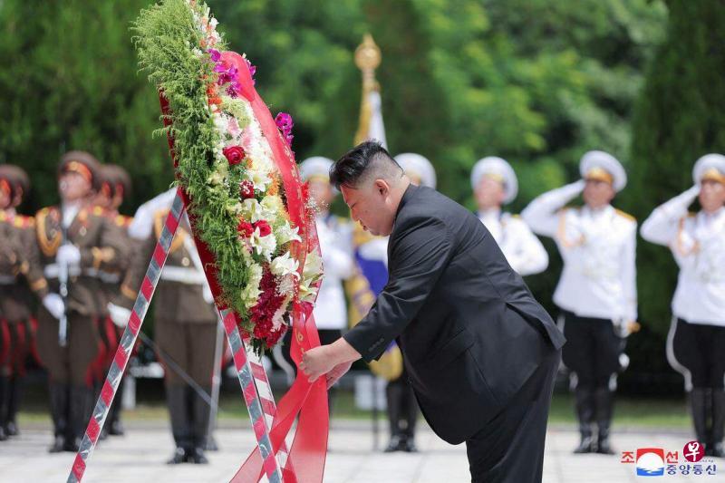 金正恩参谒中国军人烈士陵园向毛岸英烈士之墓献花。
朝鲜最高领导人金正恩星期三参谒