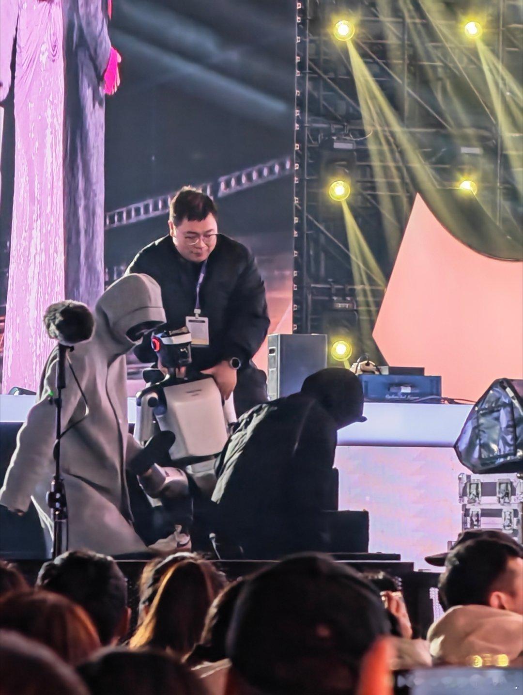 追觅之夜现场演唱会有点对不起撒老师，把他拍成这样，不过撒老师表情太丰富了，看到机