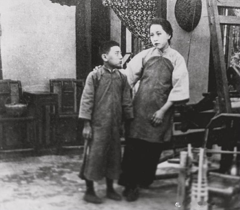 1923年中国第一部长儿童故事片《孤儿救祖记》剧照，左为郑小球饰演的余璞，右为王