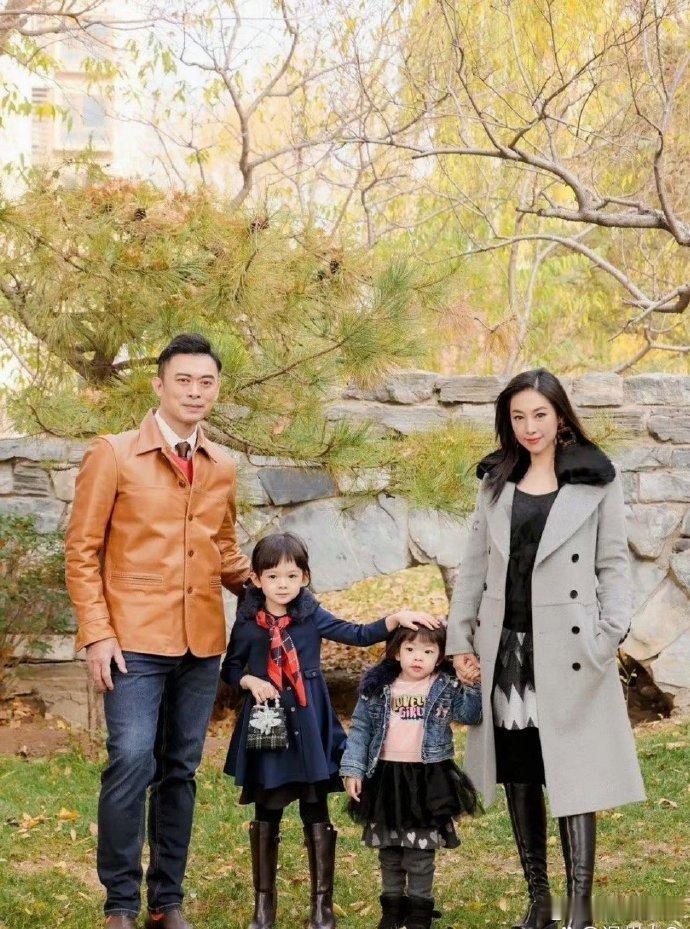 樊少皇和贾晓晨的两个女儿继承了父母的优良基因，大女儿美貌如公主。 ​​​