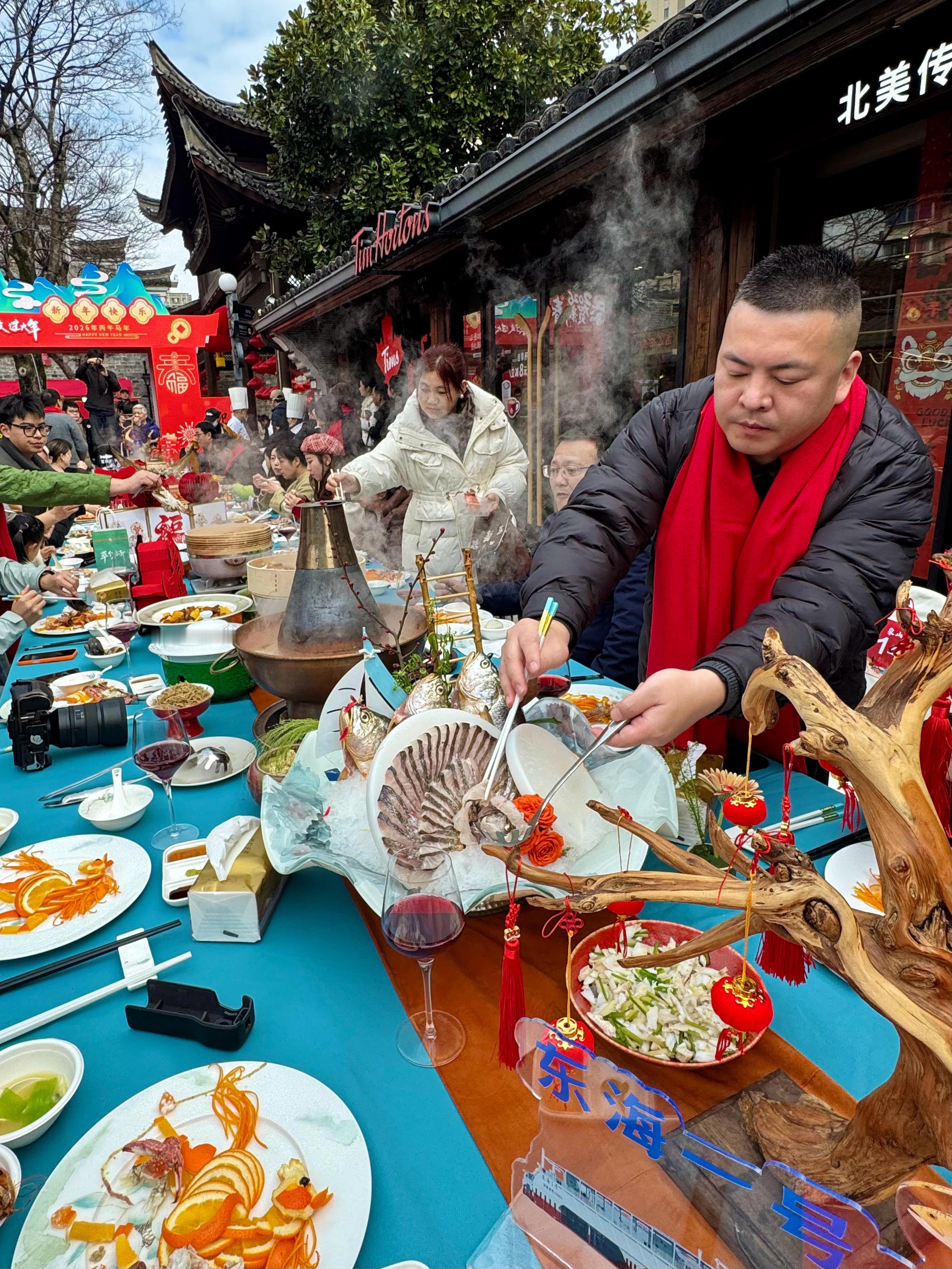 宁波南塘老街长桌宴震撼爽吃 卧卧卧…全宁波都在南塘老街干饭‼️震撼爽吃2.10，