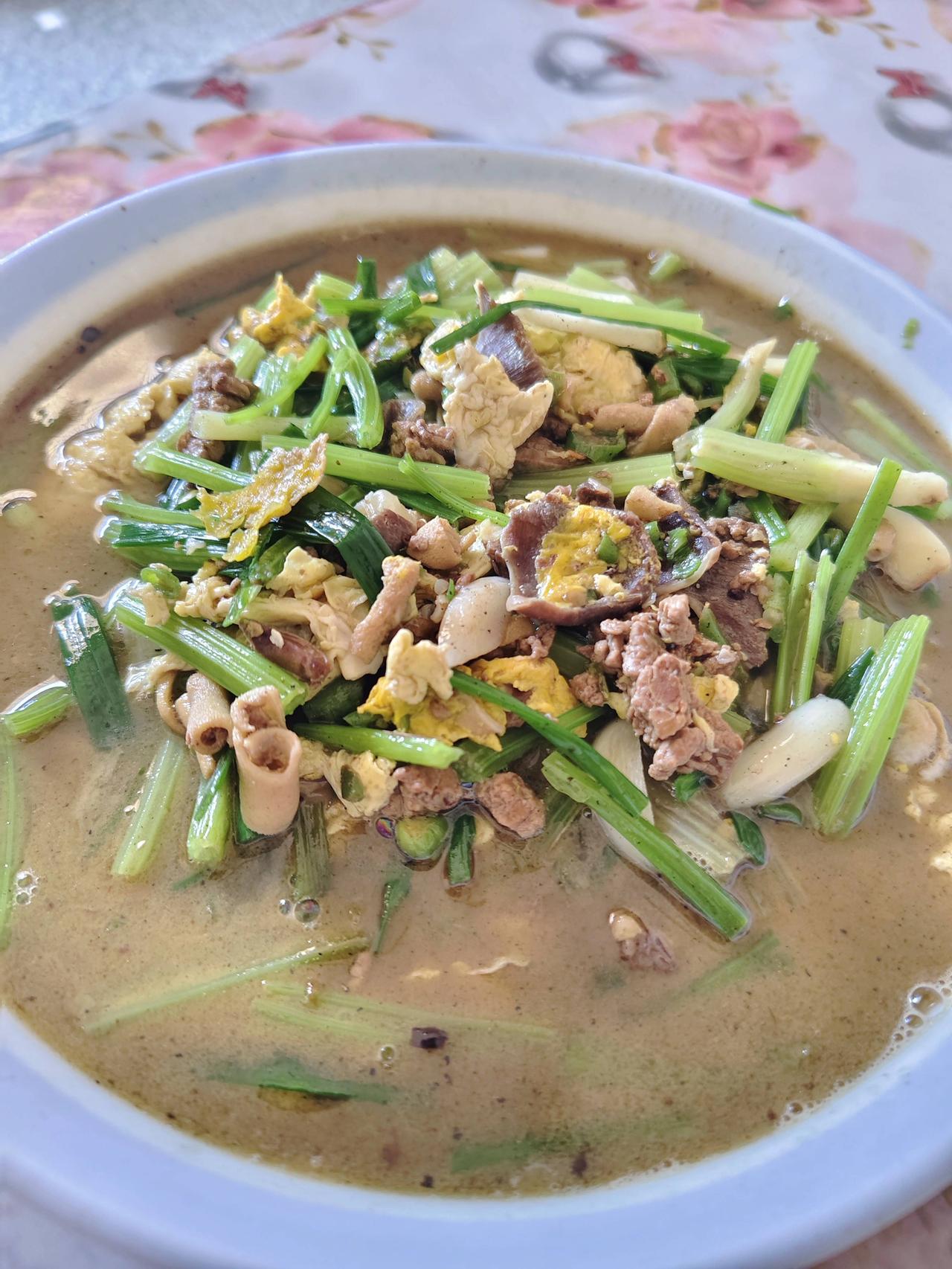 假期，一家人在一起。
我五天七场羽毛球，回家就有家人准备的大餐。
最平凡的日常就